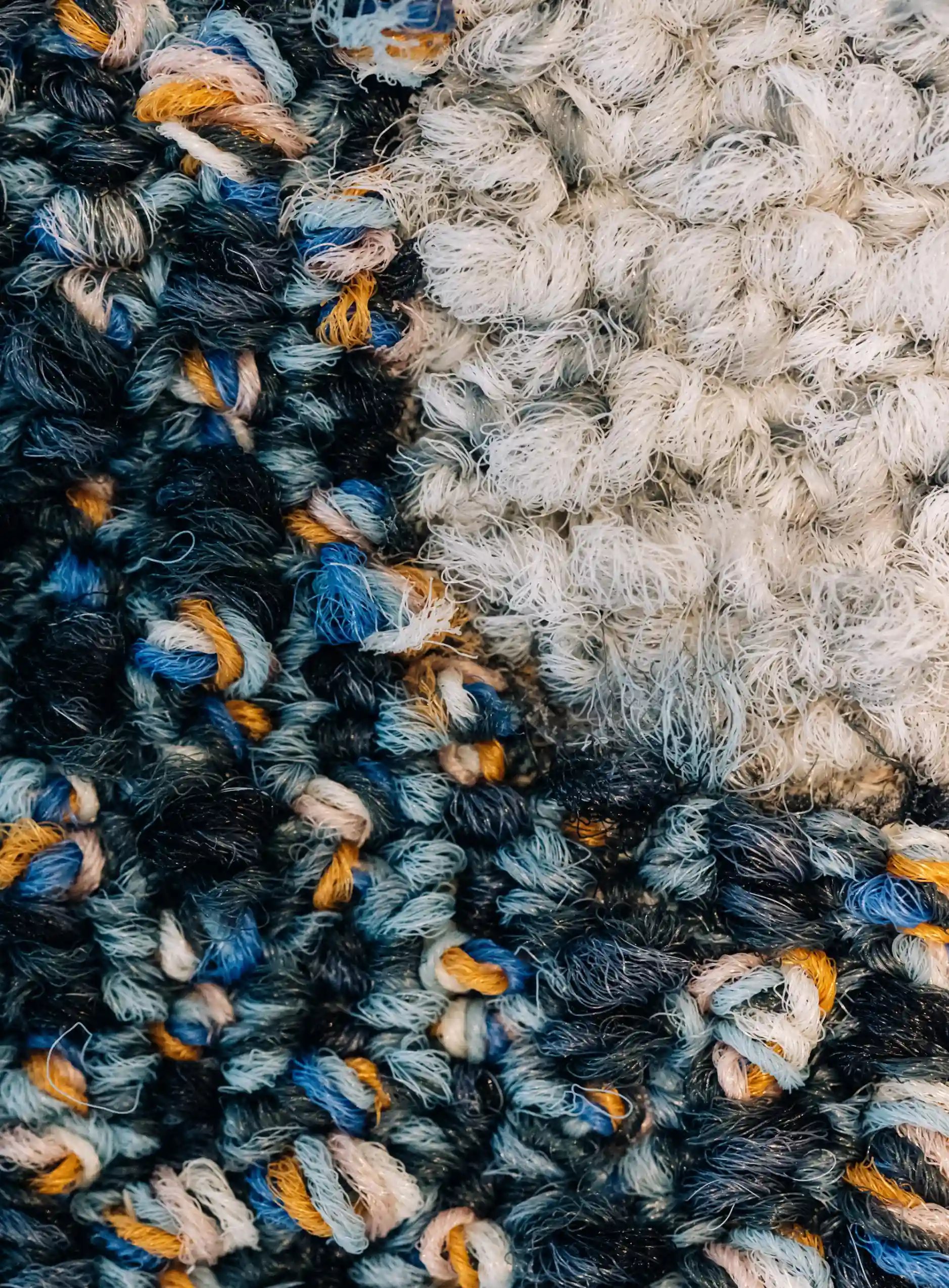 Composil – närbild av patchwork i återbrukade textilplattor