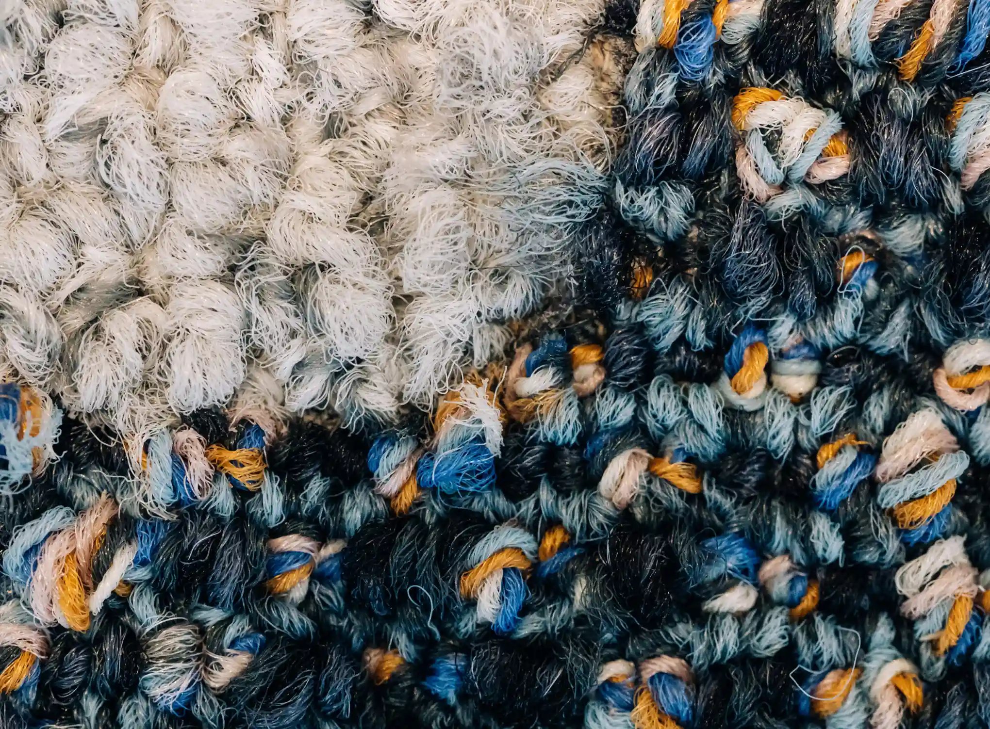 Composil – närbild av patchwork i återbrukade textilplattor