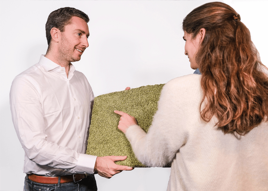 Vente van een groen tweedehands tapijt aan een klant